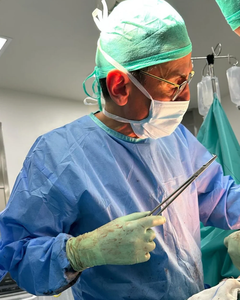 El Dr. Miliani operando en el Hospital Quirónsalud Sur